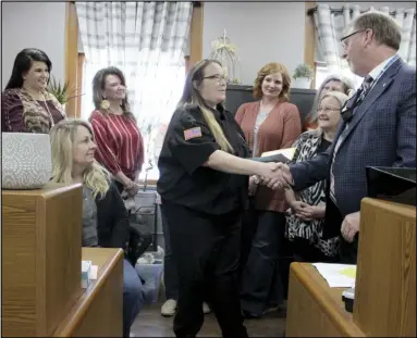  ?? Photo by Gerren Smith ?? During a farewell celebratio­n held Friday, HSC County Judge Dennis Thornton shakes hands with Nicole Simmons for her dedicated service at the courthouse. Also pictured are county judge office staff Deanna Webb and Laura Parish; County Clerk Sandy Boyette and office staff Sheri Oden, Patty Griggs; and the Treasurer’s office staff Glorie Thornton and Susie Cash.