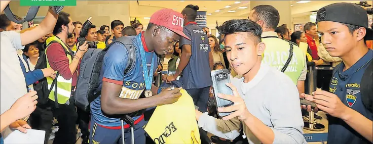  ?? Vicente costales / el comercio ?? • El lateral derecho y capitán de la Sub 20, John Jairo Espinoza, firmó autógrafos en la llegada al aeropuerto Mariscal Sucre, ayer, en Quito. El jugador también se tomó fotos.