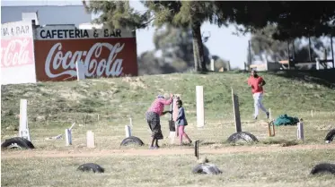  ?? HENK KRUGER African News Agency (ANA) ?? HUNDREDS of people are continuing to build informal homes on private land in Kraaifonte­in. The Tygerberg Raceway track was badly vandalised at the weekend and people are now building homes on the track property. |