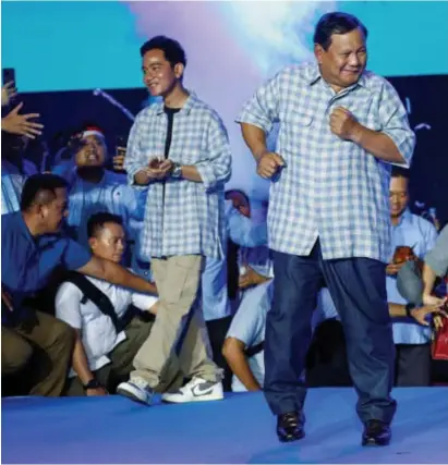  ?? © reuters ?? Prabowo Subianto (r.) en zijn running mate Gibran Rakabuming Raka in feeststemm­ing.