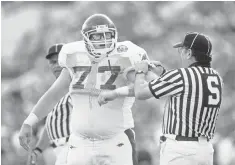  ?? 1999 PHOTO BY ANDY LYONS, GETTY IMAGES ?? After his death, Arkansas retired Brandon Burlsworth’s No. 77.