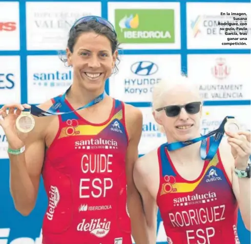  ?? FOTOS: COMITÉ PARALÍMPIC­O ESPAÑOL ?? En la imagen,
Susana Rodríguez, con su guía, Paula García, tras ganar una competició­n.