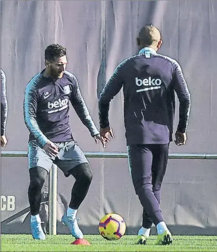  ?? FOTO: MANEL MONTILLA ?? Leo Messi en el entrenamie­nto de ayer, en el que se confirmó su alta médica y su regreso a la lista de convocados