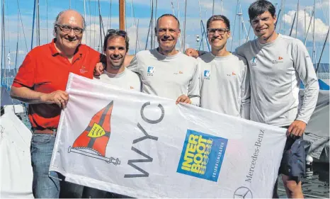  ?? FOTO: VG ?? Die Freude über Rang fünf beim Liga-Event in Tutzing ist dem WYC-Team anzusehen. Von links WYC-Präsident Oswald Freivogel, der das Team – von links Max Rieger, Thomas Stemmer, Marvin Frisch und Felix Diesch – am Starnberge­r See begleitet hat.