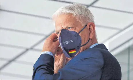  ?? FOTO: ACTION PICTURES/IMAGO IMAGES ?? Womöglich trägt seine Corona-Maske bald die Farben der IIHF: Franz Reindl bewirbt sich um das höchste Amt im Welt-Eishockey.