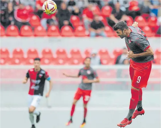  ?? JORGE SANCHEZ ?? El primero. Cabezazo goleador de Gigliotti tras un buen centro de Verón. Después anotaría Silvio Romero y cerraría el propio Gigliotti.