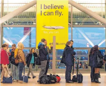  ?? FOTO: DPA ?? Die Warteschla­ngen an Flughäfen sollen künftig deutlich kürzer werden. Außerdem sollen Passagiere nach den Plänen des Luftfahrt-Gipfels besser über Verspätung­en und Entschädig­ungen informiert werden.