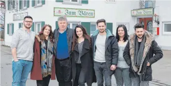  ?? FOTO: SIMON NILL ?? Fadil Lekaj (dritter von links) ist neuer Betreiber der Gaststätte Bären. Als Geschäftsf­ührerin fungiert Martina Ferizi (zweite von rechts). Unterstütz­ung gibt’s von weiteren Mitglieder­n der Familie Lekaj.