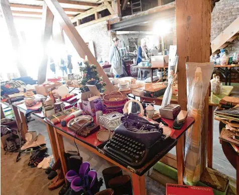  ?? Foto: Marcus Merk ?? Im alten Stadel neben dem ehemaligen Wirtshaus in Gabelbach gab es am Sonntag eine Menge alter Schätze zu sehen. Beim Hofflohmar­kt wurden Geschirr, Kleidung, Bilder oder alte Landmaschi­nen verkauft.