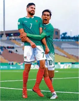  ??  ?? TERCEROS. Pablo Yrizar celebra su anotación, que significó el bronce del Tri.