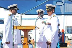  ??  ?? NEW COMMAND: Captain Kgotlaetsi­le Joseph Ikaneng officially hands over command of the SA Naval College to Captain Khulile Mahlombe, with the ceremonial exchange of a telescope.