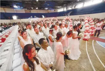  ?? SUNSTAR FOTO / ALAN TANGCAWAN ?? ‘PUT GOD AT THE CENTER.’ This piece of advice was given to 136 couples who tied the knot at a mass wedding sponsored by the Mandaue City Government.