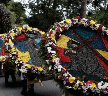  ?? /EFE ?? Las tradiciona­les silletas en representa­ción del Viacrucis de Santa Elena.