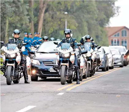  ??  ?? El cortejo fúnebre parte desde Ezeiza. La caravana fue de más de un centenar de vehículos.