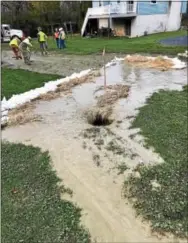  ?? SUBMITTED PHOTO ?? Sunoco workers respond to an inadverten­t return during pipeline work in a Lisa Drive backyard in West Whiteland.