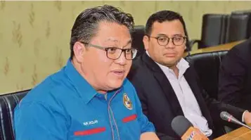  ?? PIC BY FAIZ ANUAR ?? Deputy Home Minister and Pemadam president Datuk Nur Jazlan Mohamed (left) speaking after chairing a meeting with state Pemadam and AADK officials in Shah Alam on Tuesday.