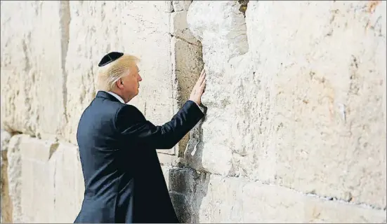  ?? RONEN ZVULUN / EFE ?? El presidente Donald Trump rezando ayer frente al muro de las Lamentacio­nes durante su visita a Jerusalén