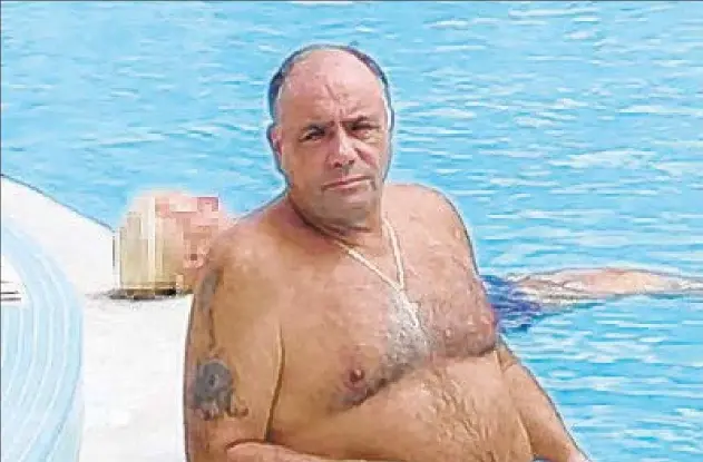  ??  ?? Colombo consiglier­e Ralph DiMatteo strikes defiant pose by pool, with wife alongside, in photo posted by his son Angelo DiMatteo on Twitter Wednesday after mobster disappeare­d.