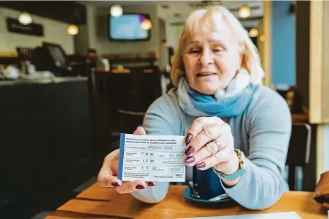  ?? Foto: Petr Topič, MAFRA ?? Očkovaná jsem Paní Vopálková se včera v restauraci Bernard na Smíchově prokázala očkovacím průkazem. Pro stálé hosty zařídil personál šanon, kde jim uchovává potvrzení o bezinfekčn­osti, aby ho nemuseli mít stále u sebe. Restaurace hostům nabízí i testy.