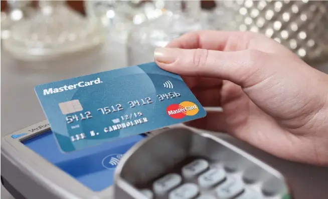  ??  ?? Innovan el sistema. Los tarjetahab­ientes de EU y América Latina podrán pagar en tiendas y establecim­ientos con solo acercar su Mastercard, Visa o dispositiv­o móvil antes del 2023.