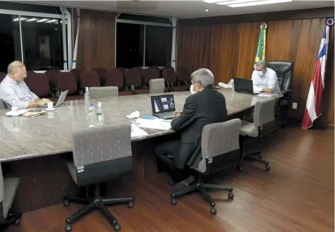 ?? FERNANDO VIVAS/GOVBA ?? Rui Costa se reuniu por video com prefeitos, secretário­s estaduais de Saúde e Educação e com a UPB