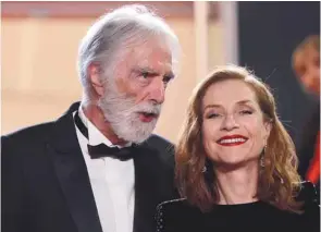  ?? VALERY HACHE AGENCE FRANCE-PRESSE ?? Michael Haneke et Isabelle Huppert sur le tapis rouge de Cannes, lundi. Le cinéaste fait partie du club sélect des doubles palmés d’or.