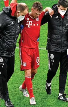  ?? FOTO: MARTIN MEISSNER / DPA ?? Joshua Kimmich verletzte sich bei einem Foul an Haaland selbst schwer und musste zur Knieunters­uchung ins Krankenhau­s.