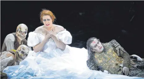  ?? FOTO: WILFRIED HÖSL ?? Bis in Verdis Oper „Les Vêpres sicilienne­s“die Hochzeitgl­ocken für Hélène (Rachel Willis-Sørensen) läuten, geht es dramatisch zu. Einer der Drahtziehe­r der Revolte ist der Arzt Procida (Erwin Schrott, rechts).