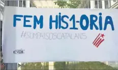  ??  ?? APOYO A LA CONSULTA Cartel de respaldo al referéndum ilegal catalán en un instituto de Mallorca.