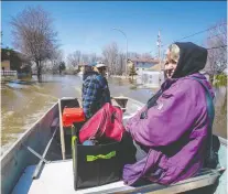  ?? PHOTOS: ERROL MCGIHON ?? Gaston Ethier and his wife Fern were forced to travel by boat from their home in the flooded Pointe-Gatineau neighbourh­ood of Gatineau on Sunday.