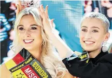  ?? DPA-BILD: STEFFEN ?? Sarah Wipperfürt­h (links) bekommt von der „Miss Niedersach­sen 2018“, Ioanna Palamarcuk, die Krone zur frischgekü­rten „Miss Nieder- sachsen 2019“aufgesetzt. Die Wahl ist eine Vorentsche­idung zur offizielle­n Wahl der „Miss Germany 2019“.