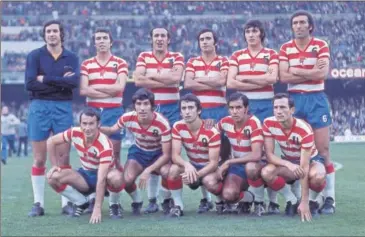  ??  ?? Una alineación del Granada de la temporada 1973-74. De pie y de izquierda a derecha: Izcoa, Toni, Fernández, Falito, Jaén y Montero Castillo. Agachados: Porta, Chirri, Quiles, Santi y Dueñas.