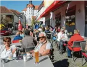  ??  ?? Cafès und Biergärten hatten am Wochenende Hochbetrie­b, wie auf dem Bild am Schrannenp­latz.