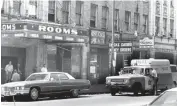  ?? QUENTIN DODT/CHICAGO TRIBUNE ?? A skid row resident talks with policemen in a squad truck on West Madison Street on June 15, 1972.