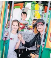  ?? RP-FOTO: ANNE ORTHEN ?? Drehte Runde um Runde mit ukrainisch­en Kindern im Riesenrad: Künstlerin Nadja Zikes. Dabei entstanden einzigarti­ge Kunstwerke.