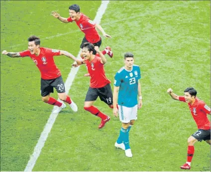  ?? FOTO: EFE ?? La alegría de los futbolista­s de Corea contrasta con la del alemán Mario Gómez, triste por la eliminació­n germana