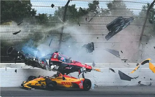  ??  ?? Cette image montre la monoplace du Canadien Robert Wickens pulvérisée à la suite d’un violent accident, dimanche, à Ponoco, dans une épreuve de la série IndyCar. - Gracieuset­é: LAT Images