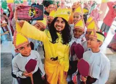  ??  ?? GURU Farid Razali mengenakan pakaian pahlawan bersama muridnya di SK Pedah.
