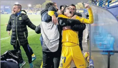  ??  ?? ÉXTASIS. Los jugadores del Alcorcón celebran el el liderato conseguido tras ganar al Elche