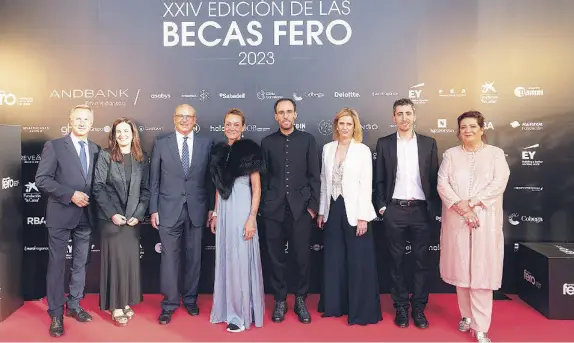  ?? TIFFANY TORRES ?? Los galardonad­os y patrocinad­ores junto a Sol Daurella y Silvia Garriga, presidenta y vicepresid­enta de la Fundación FERO