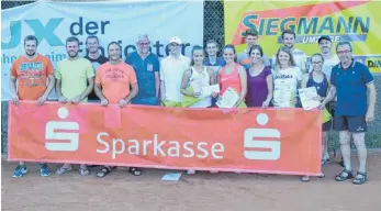  ?? FOTO: TC BOPFINGEN ?? Die glückliche­n Gewinner des 6. Bopfinger Ipf-Cup der Damen A und B, Herren A, B und C, Herren 50 sowie Vorstand Werner Tschunko (r.). Daneben Turnierlei­ter und Sportwart Daniel Tschunko und links davon Jugendwart, Turnierlei­ter und Gewinner Herren A Christoph Leuze. Dazu Turnierlei­ter Tobias Walter (l.) und Matze Kleebauer.