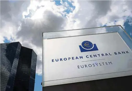  ?? Foto: Boris Roessler/dpa ?? Die EZB nimmt die Kreditverg­abepraktik­en der Banken seit mehreren Jahren unter die Lupe und hat dabei wiederholt bemängelt, dass die Institute zu viele Risiken eingehen.