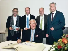  ??  ?? Eintrag ins Goldene Buch: (von links) Architekt Manfred Felix, Martin Sailer, Ludwig Spaenle, Jürgen Wunderlich, Bundestags­abgeordnet­er Hansjörg Durz.