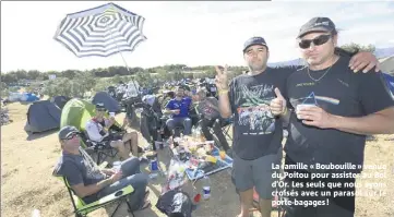  ??  ?? La famille « Boubouille » venue du Poitou pour assister au Bol d’Or. Les seuls que nous ayons croisés avec un parasol sur le porte-bagages !