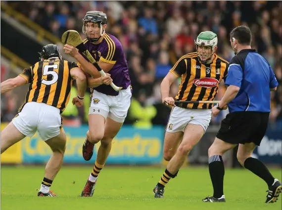  ??  ?? Jack O’Connor beats Conor Fogarty of Kilkenny during the semi-final win in Innovate Wexford Park as Paddy Deegan races back to cover.