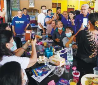  ?? BERNAMAPIC ?? NICE TO MEET YOU ... Ismail Sabri mingling with residents during a ‘kenduri’ at Bandar Kemayan in the Bera constituen­cy in Pahang yesterday. –