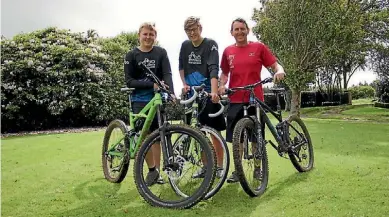  ?? JANE MATTHEWS/STUFF ?? James Cram, 15, Tom le Fleming, 16, and Philip Cram are attempting to climb the height of Mount Everest from Taranaki.