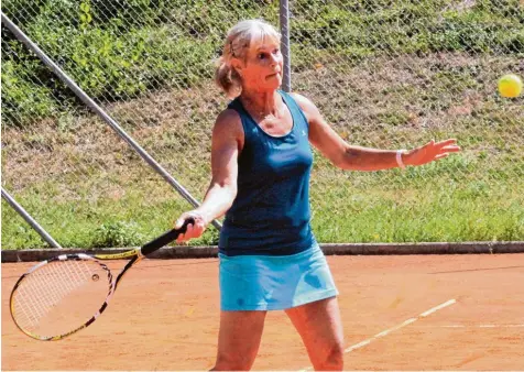  ?? Foto: Stefan Kümmritz ?? Beatrix Mezger Reboul bei der Senioren Tennis Weltmeiste­rschaft in Neu Ulm. In ihrer aktiven Zeit war sie eine Institutio­n des Sports in der Region. Jetzt lebt sie in Frank reich, kommt im Sommer für Wettkämpfe aber immer gerne in die Heimat zurück.