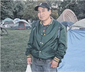  ?? BELHÚ SANABRIA / LA RAZA ?? Ricardo Torres en el campamento de personas sin hogar en Touhy Park en el barrio de Rogers Park, en el norte de Chicago.