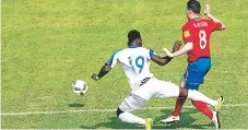  ??  ?? POLÉMICA. El tico Bryan Oviedo se impone contra el catracho Alberth Elis. Pidieron penal, pero no existió.